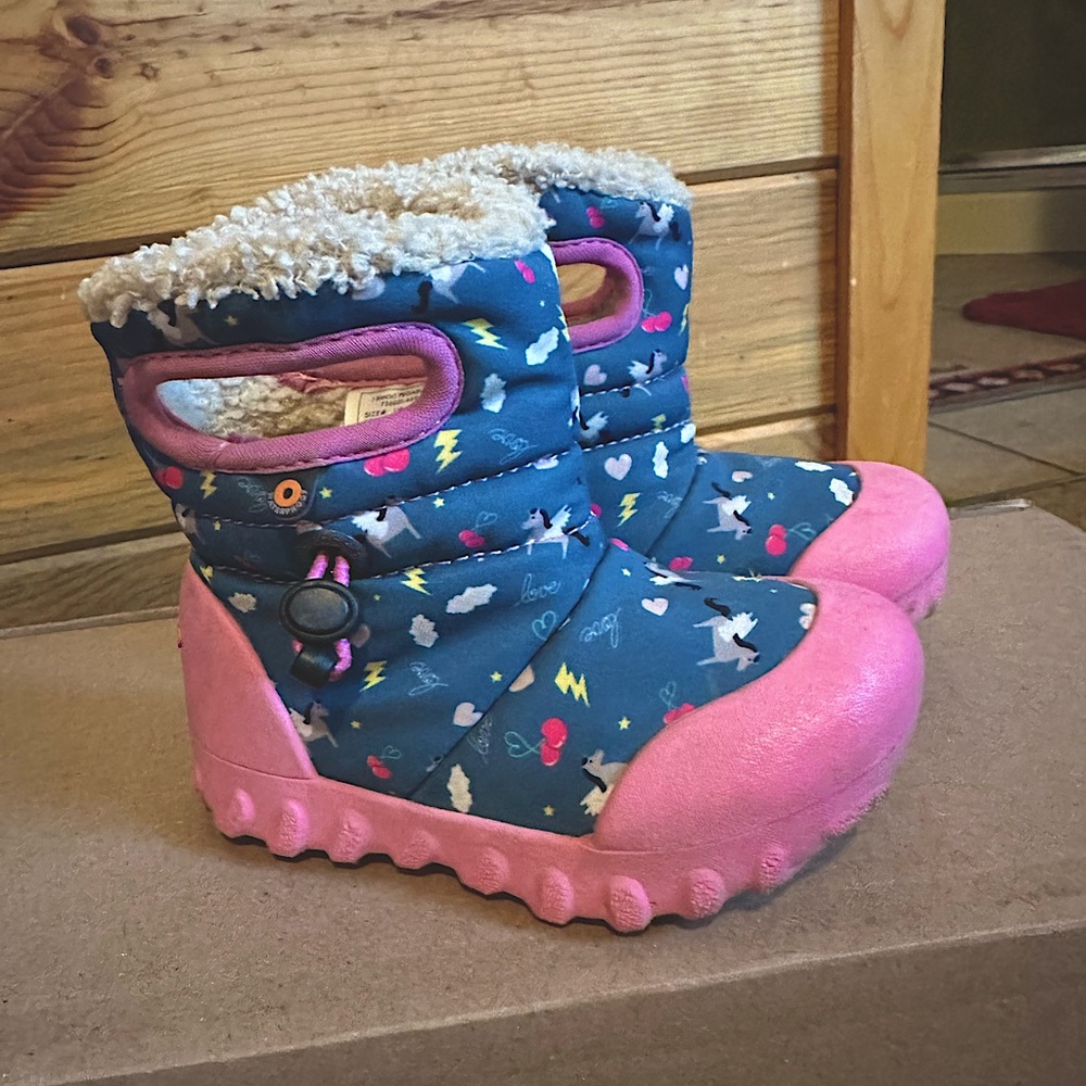 Winter Bog boots, toddler size 7, gently worn, in great condition.